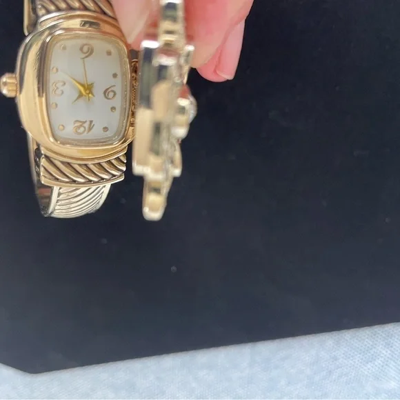 Gold tone Flower Bracelet - Picture 3 of 3